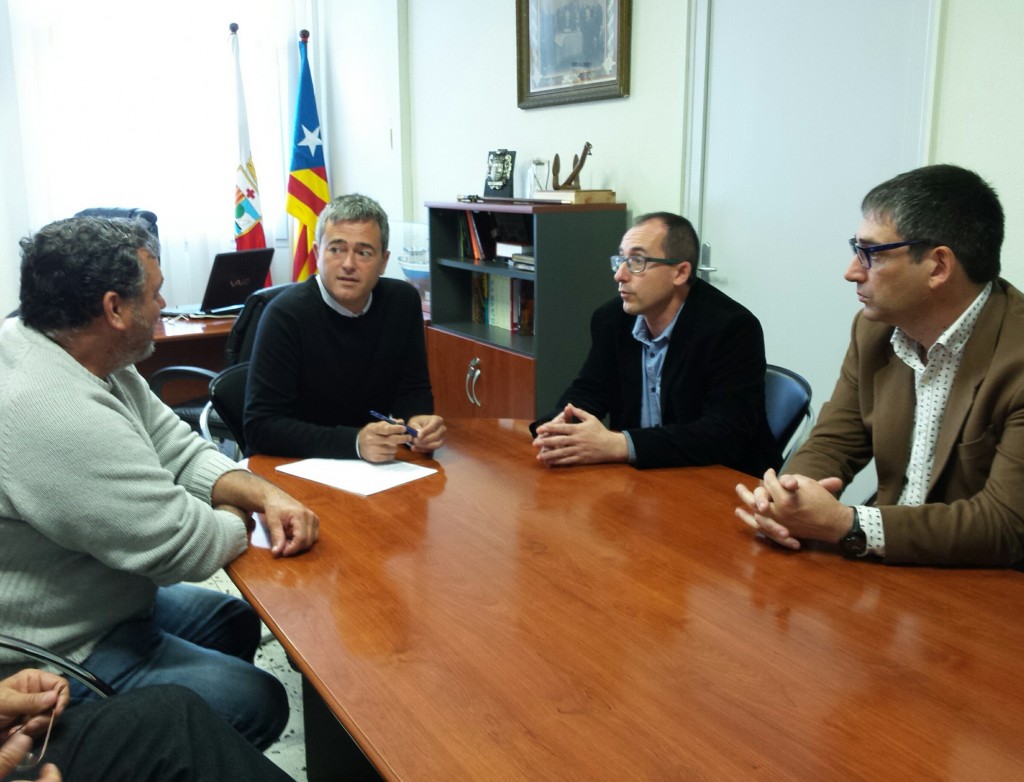 imatge de la reunió dels alcaldes de l’Ametlla de Mar i de Palamós que es va realitzar el maig passat a l’Ametlla, acompanyats dels respectius regidors de Cultura dels dos municipis.
